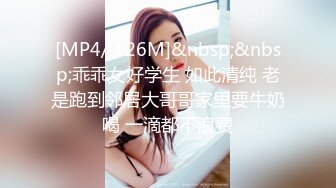 体育学校内部员工偷拍多位漂亮学妹换衣服和嘘嘘2 (2)