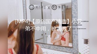 探花小哥约了个年轻漂亮的少妇姐姐上门服务真不客气进来又吃又喝的