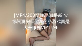 车里嘿咻嘿咻，还不忘记看看车外有没有人，