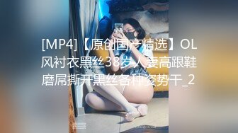 餐厅服务员小美女，来大姨妈了还要上班，正巧上厕所拍下了这一幕，底下还在流血！