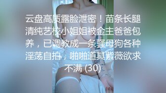 专找阿姨玩小伙特殊癖好钟爱熟女，被两小伙各种摸，转战到床上抬腿侧入，上位骑乘前后蠕动