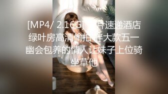 俱乐部淫妻3p活动：绿帽老公一旁拍视频一边打飞机