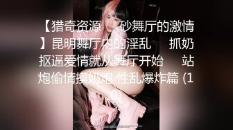 舌吻扣穴穿着衣服舔屌，张开双腿爆插，扶着大屁股后入撞击猛操