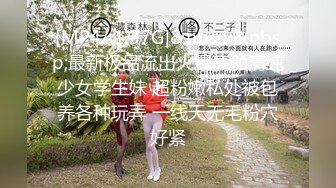 【新片速遞】 湖南宝马女司机 你还是人吗 你自己看看 跟老公打电话说撞人了 老公让她开走甩掉 结果生生拖行了一公里[133MB/MP4/01:50]