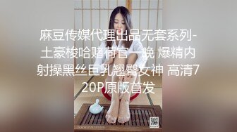 漂亮大奶美女 趴着撅起大屁屁被大鸡吧后入操的很舒坦 高潮脸表情很诱惑