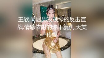 国内新婚闹洞房把新娘子按在床上胸罩解开用毛笔把奶头涂黑等会让新郎吃