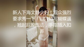 情趣酒店蓝光房偷拍两个中年和女炮友开房后面那个光头佬被撸屌的样子非常猥琐