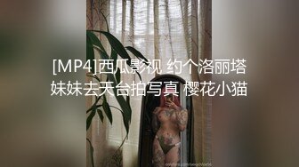 商城女厕偷拍 身材小巧的小妹子 玩手机屁股都要掉到便坑里去了