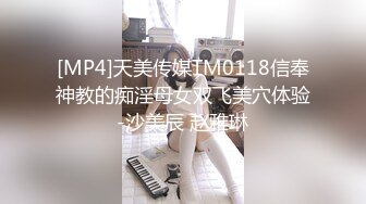 [MP4/ 777M] 退休老师跟好姐妹陪小哥一起大秀直播，全程露脸颜值不错玩弄小哥大鸡巴