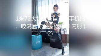 【婴儿肥美乳骚女3P两大汉爆操】双屌左右开弓一起舔