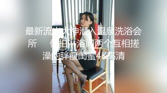 大鸡巴男友貌似在玩网游漂亮女友蜷缩在台底下吃大鸡巴