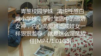 男友就在旁邊,冒死偷拍極品細長腿美女的裙底