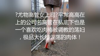 爬在天花板偷窥颜值不错的妹子在更衣间抹减肥霜