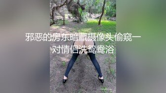 开个情趣房自拍女友吃鸡鸡