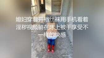 澡堂子偷窥一个人洗澡阴毛浓郁的眼镜少妇