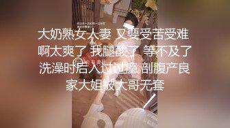 全身白皙光滑的翘臀美少妇小骚货趴着用翘臀对着炮友后入