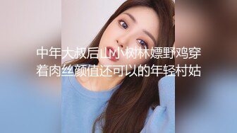 抄底漂亮少妇 和闺蜜一块逛街 看着特别干净的蓝白内内