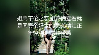 大鸡巴无套后入抽插小妹的屁股上还长了那么红点看着就害怕