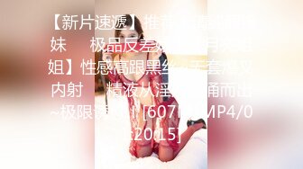 床上骚女一排排，淫乱的房间，中年少妇的群P现场，5个骚逼各种展示，揉奶玩逼道具摩擦高潮不断，轮草抽插