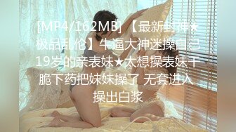 非主流小伙网购一个真人美女玩偶，附带操作指南，叫她干啥就干啥，小伙高兴坏了