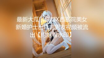 渣男趁着女友上班和女友的闺蜜在出租屋偷情这女的真是骚一边吃屌一边玩手机