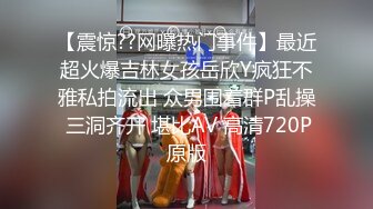 二月流出厕拍牛人手动背后俯视偷拍商场座厕2来尿尿的美女条纹衫美眉抓着门把撅着屁股尿