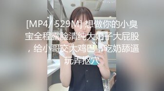 性感可爱白色裙子TS王可心，电影院公众厕所漏骚，抬脚脚撩裙隐约漏鸡巴，回家后继续撸射！