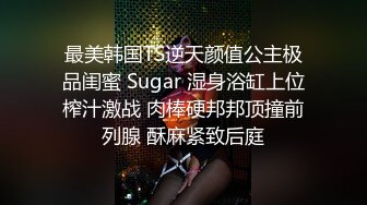 长发女仆装美少妇，女上位后入，手握着大鸡巴忘逼里面塞，在女上位戴套肛交，内射到逼里